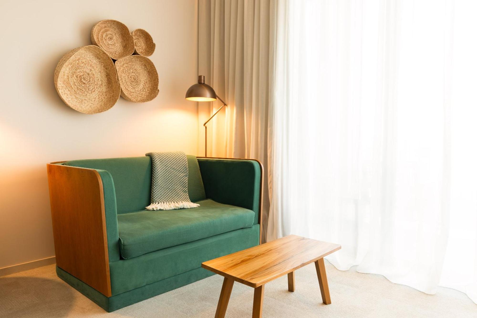 3Hb Faro 호텔 객실 사진 A sofa in a hotel room